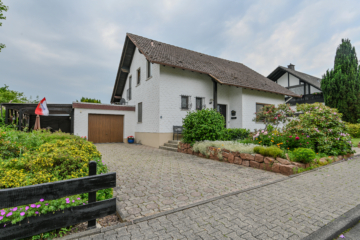 Auffachrt zur Garage und Carport - Wohnen mit Weitblick – Haus mit vielseitigen Nutzungsmöglichkeiten