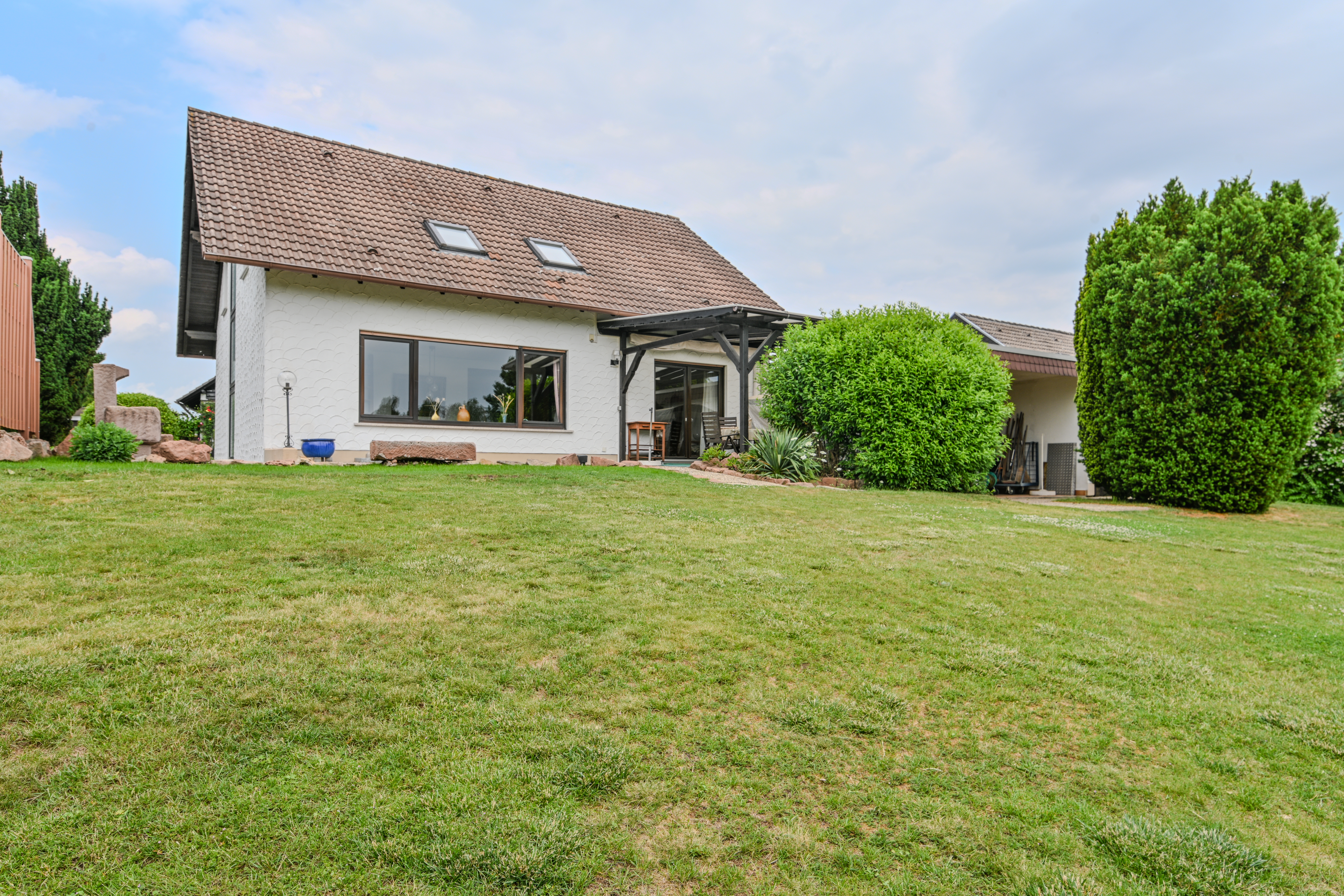 Gartenansicht - Wohnen mit Weitblick – Haus mit vielseitigen Nutzungsmöglichkeiten