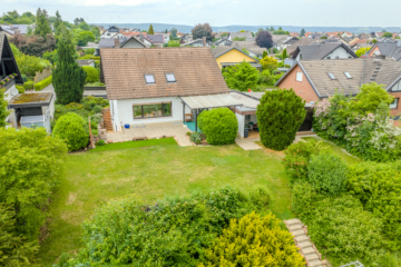 Blick auf das Grundstück - Wohnen mit Weitblick – Haus mit vielseitigen Nutzungsmöglichkeiten