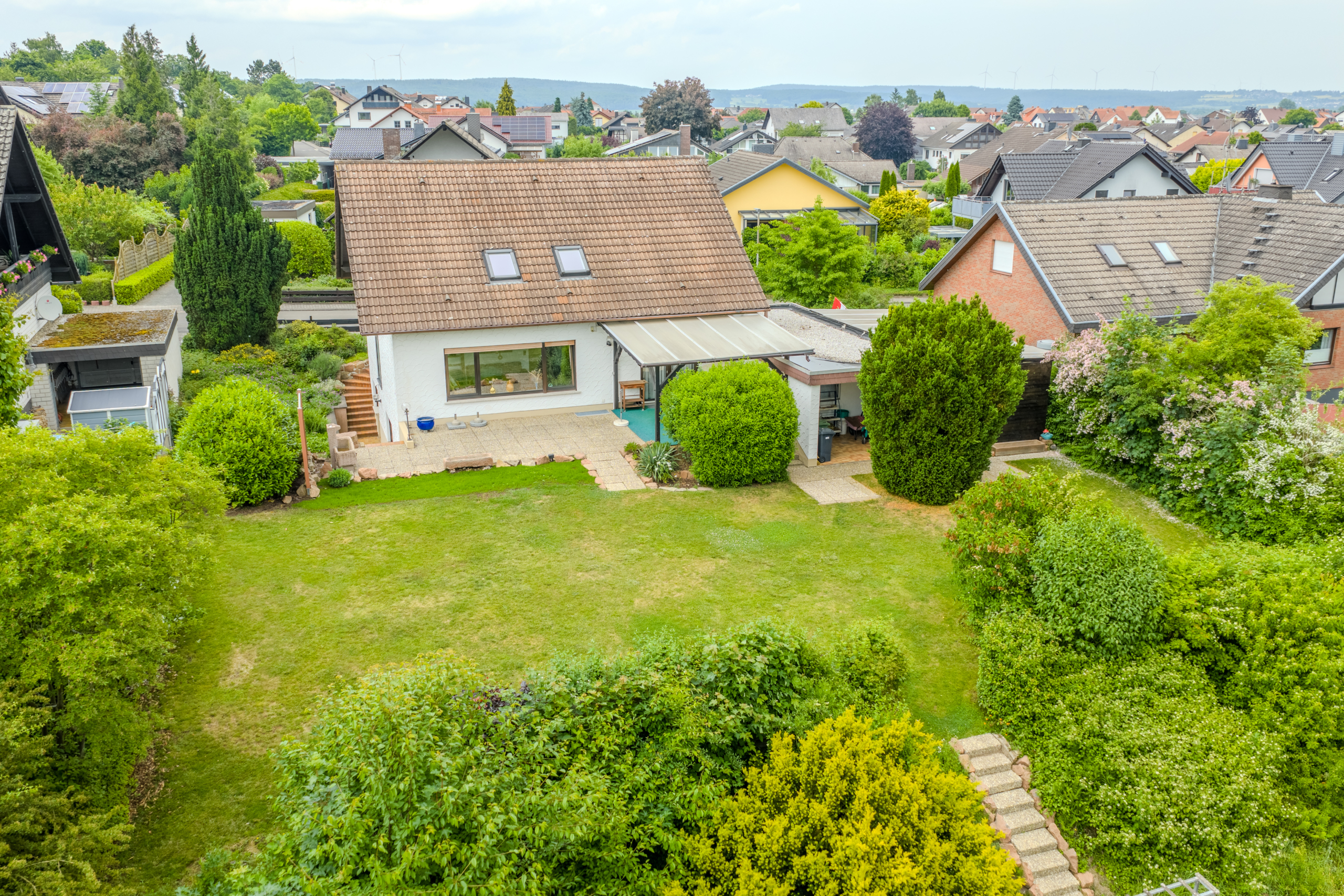 Blick auf das Grundstück - Wohnen mit Weitblick – Haus mit vielseitigen Nutzungsmöglichkeiten