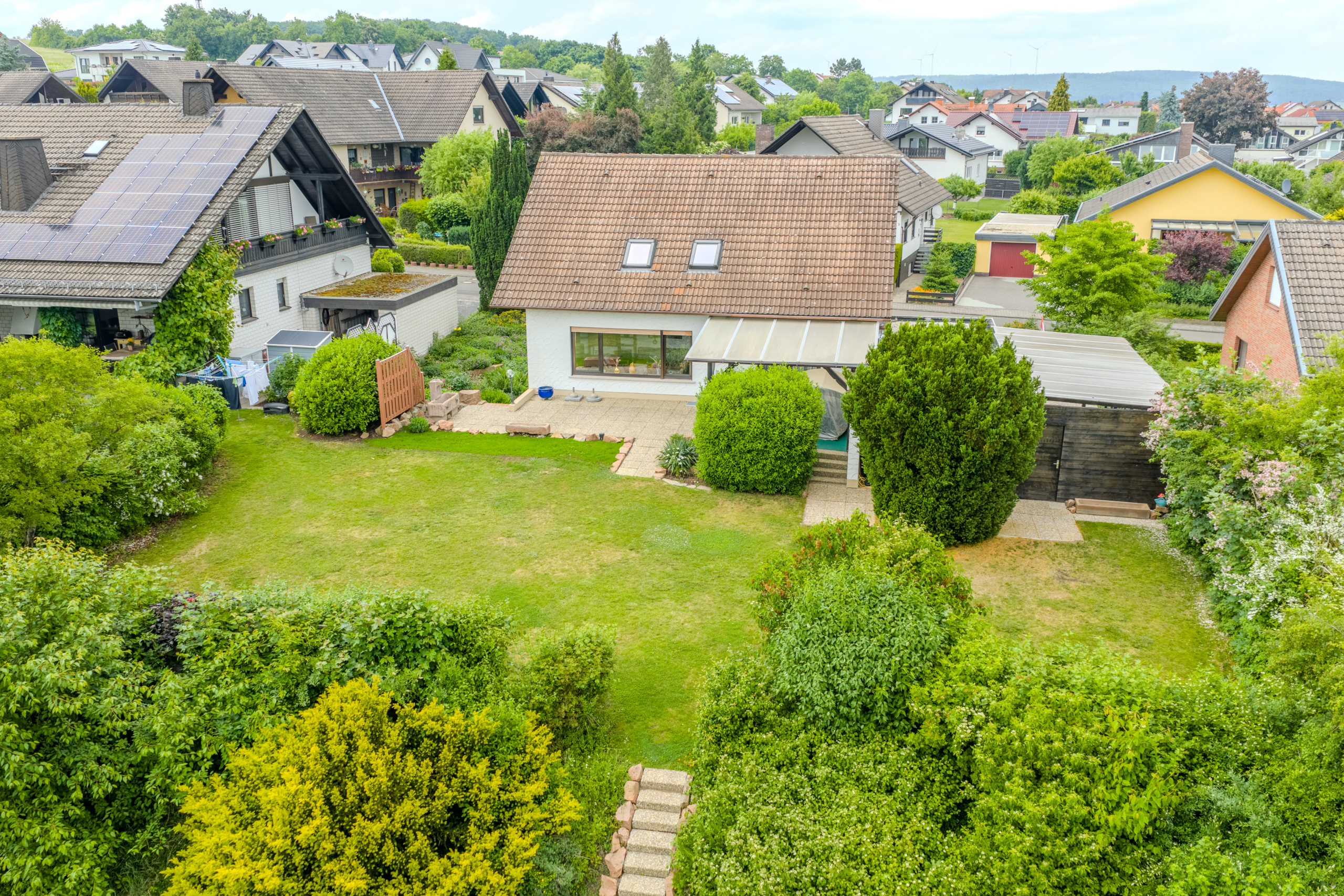 Blick auf das Grundstück_ - Wohnen mit Weitblick – Haus mit vielseitigen Nutzungsmöglichkeiten