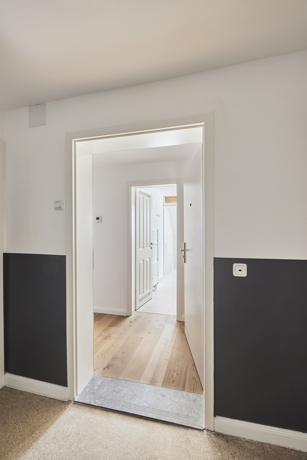 Zugang zur Wohnung - Toplage Südstadt – Sanierte 2.-Zimmerwohnung mit Einbauküche und Möblierung