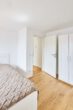 Toplage Südstadt - Sanierte 2.-Zimmerwohnung mit Einbauküche und Möblierung - Schlafzimmer mit Blick zur Tür