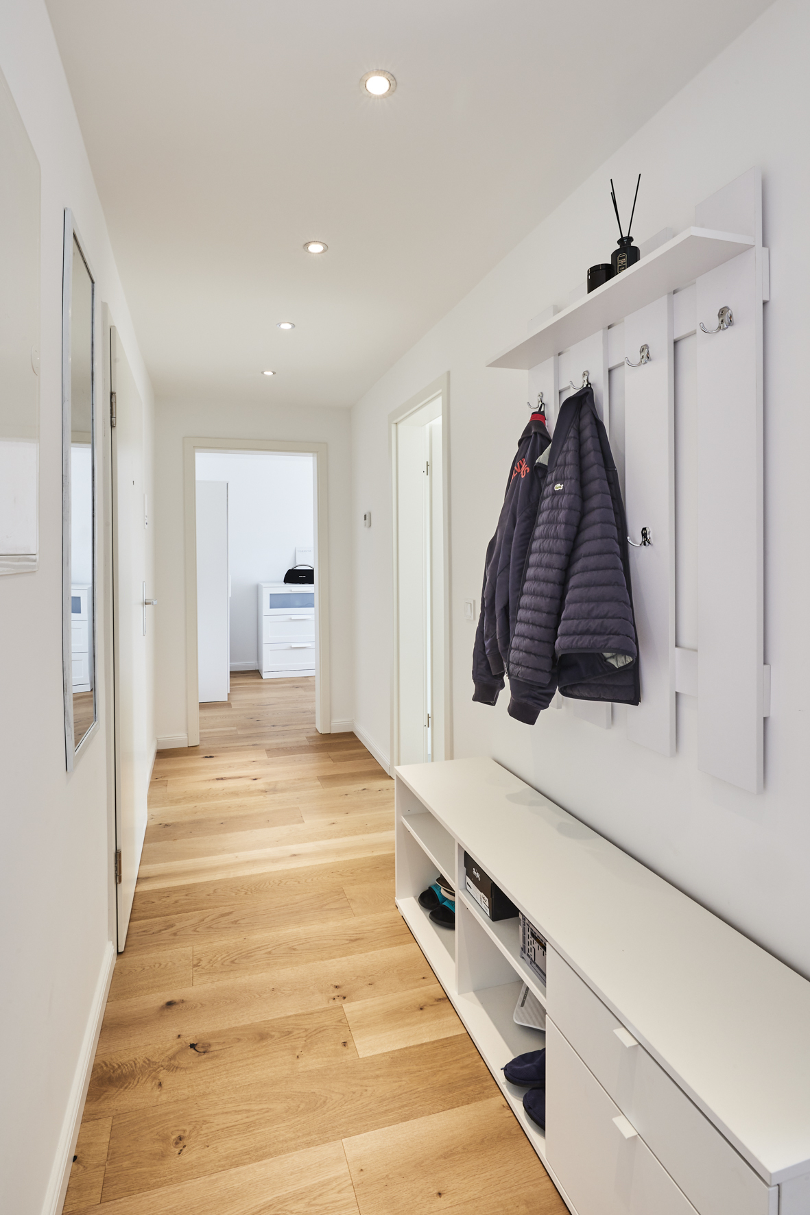 Flur mit Blick zum Schlafzimmer - Toplage Südstadt – Sanierte 2.-Zimmerwohnung mit Einbauküche und Möblierung