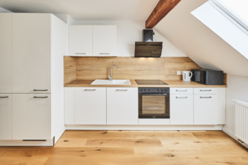 Küche - Toplage Südstadt – Sanierte 2.-Zimmerwohnung mit Einbauküche und Möblierung