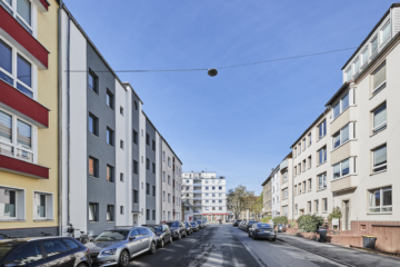 Blick in die Straße - Toplage Südstadt – Sanierte 2.-Zimmerwohnung mit Einbauküche und Möblierung