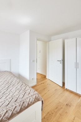 Schlafzimmer mit Blick zur Tür - Toplage Südstadt – Sanierte 2.-Zimmerwohnung mit Einbauküche und Möblierung