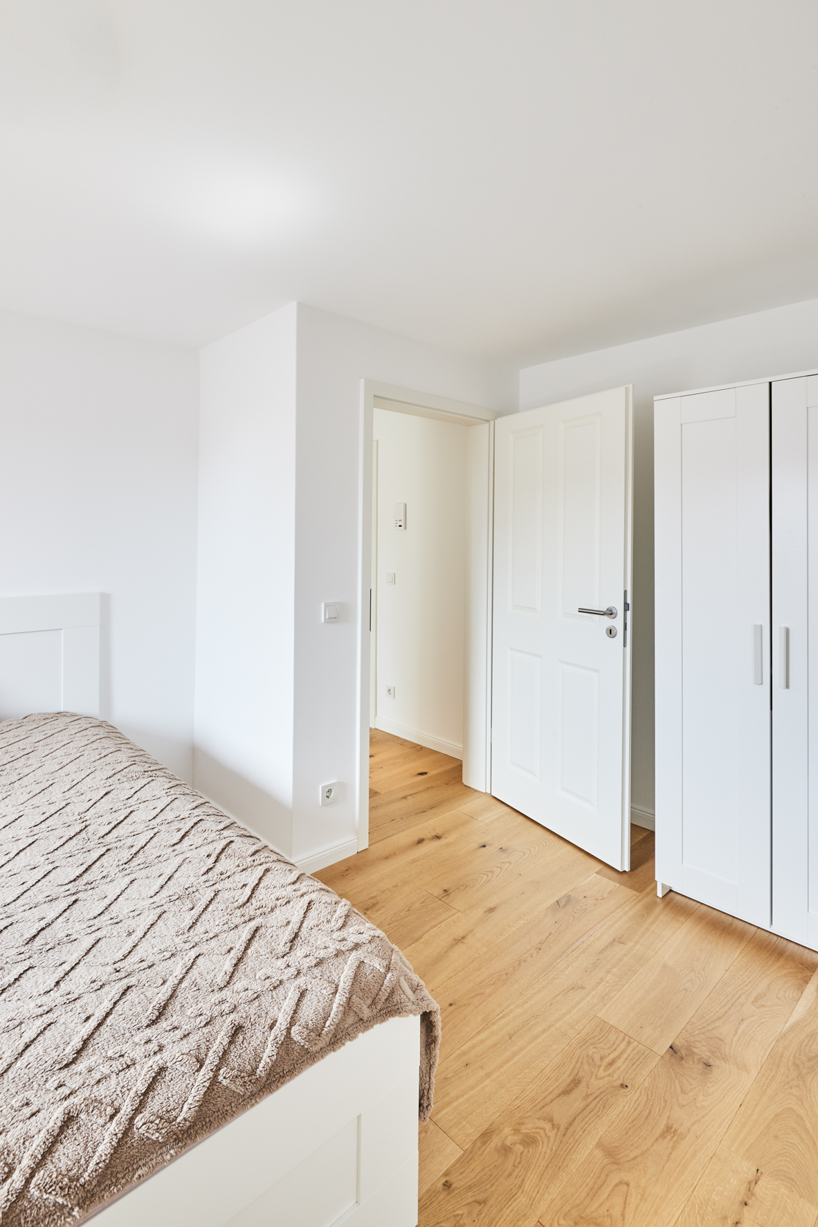 Schlafzimmer mit Blick zur Tür - Toplage Südstadt – Sanierte 2.-Zimmerwohnung mit Einbauküche und Möblierung