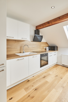 Küche_ - Toplage Südstadt – Sanierte 2.-Zimmerwohnung mit Einbauküche und Möblierung