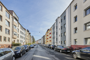 Blick in die Straße_1 - Toplage Südstadt – Sanierte 2.-Zimmerwohnung mit Einbauküche und Möblierung