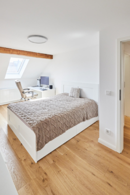 Schlafzimmer - Toplage Südstadt – Sanierte 2.-Zimmerwohnung mit Einbauküche und Möblierung