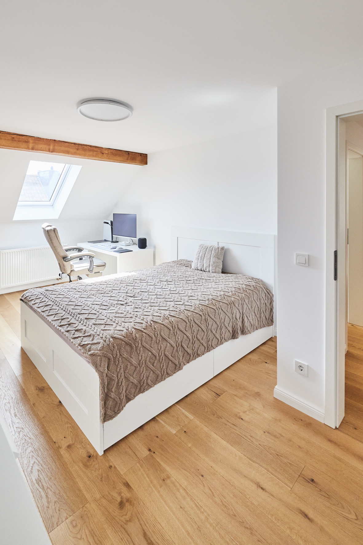 Schlafzimmer - Toplage Südstadt – Sanierte 2.-Zimmerwohnung mit Einbauküche und Möblierung