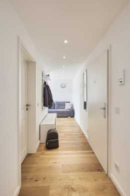 Flur_ - Toplage Südstadt – Sanierte 2.-Zimmerwohnung mit Einbauküche und Möblierung