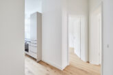 Moderne Hochwertigkeit im Altbau - 3 Zimmer mit Einbauküche und höchster Ausstattung in Linden - Blick zur Küche