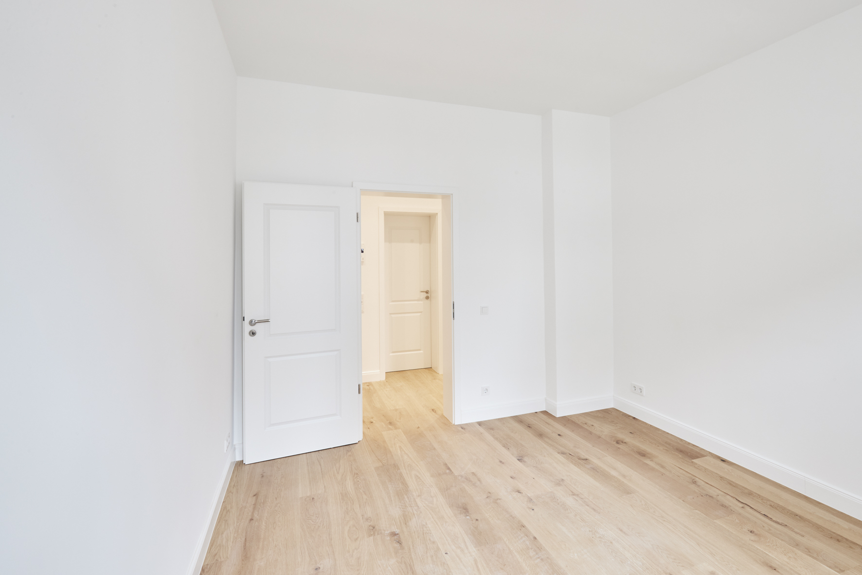 Zimmer 3 mit Blick in den Flur - Moderne Hochwertigkeit im Altbau – 3 Zimmer mit Einbauküche und höchster Ausstattung in Linden