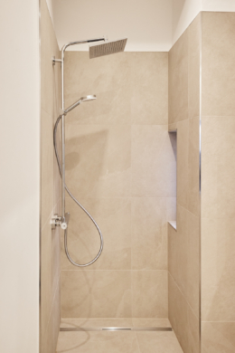 schöne Regendusche - Moderne Hochwertigkeit im Altbau – 3 Zimmer mit Einbauküche und höchster Ausstattung in Linden