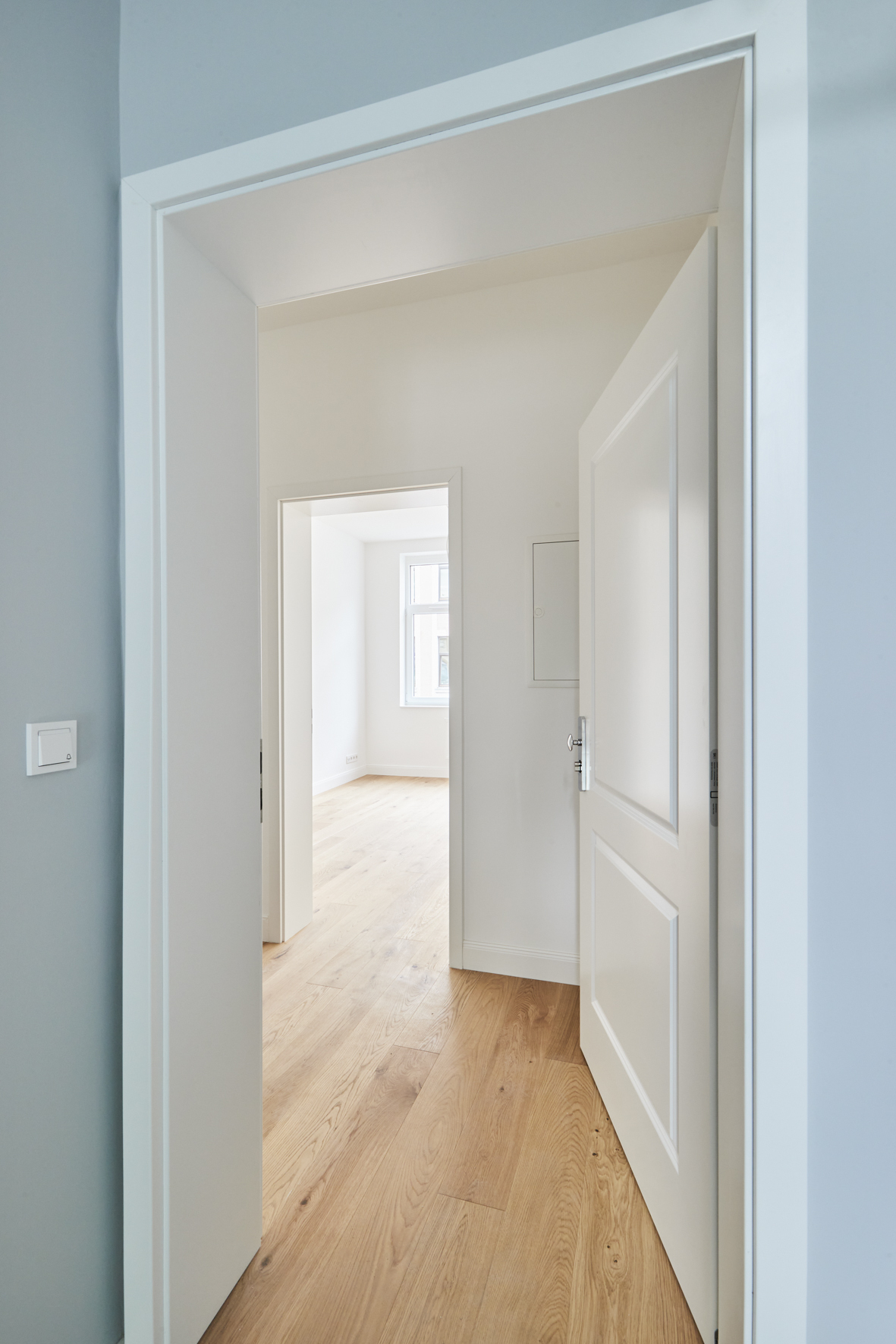 Blick zum Flur - Moderne Hochwertigkeit im Altbau – 3 Zimmer mit Einbauküche und höchster Ausstattung in Linden