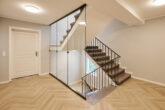 4.Obergeschoss - Zwei Zimmer mit Balkon, Einbauküche und Hauswirtschaftsraum - Treppenhaus_