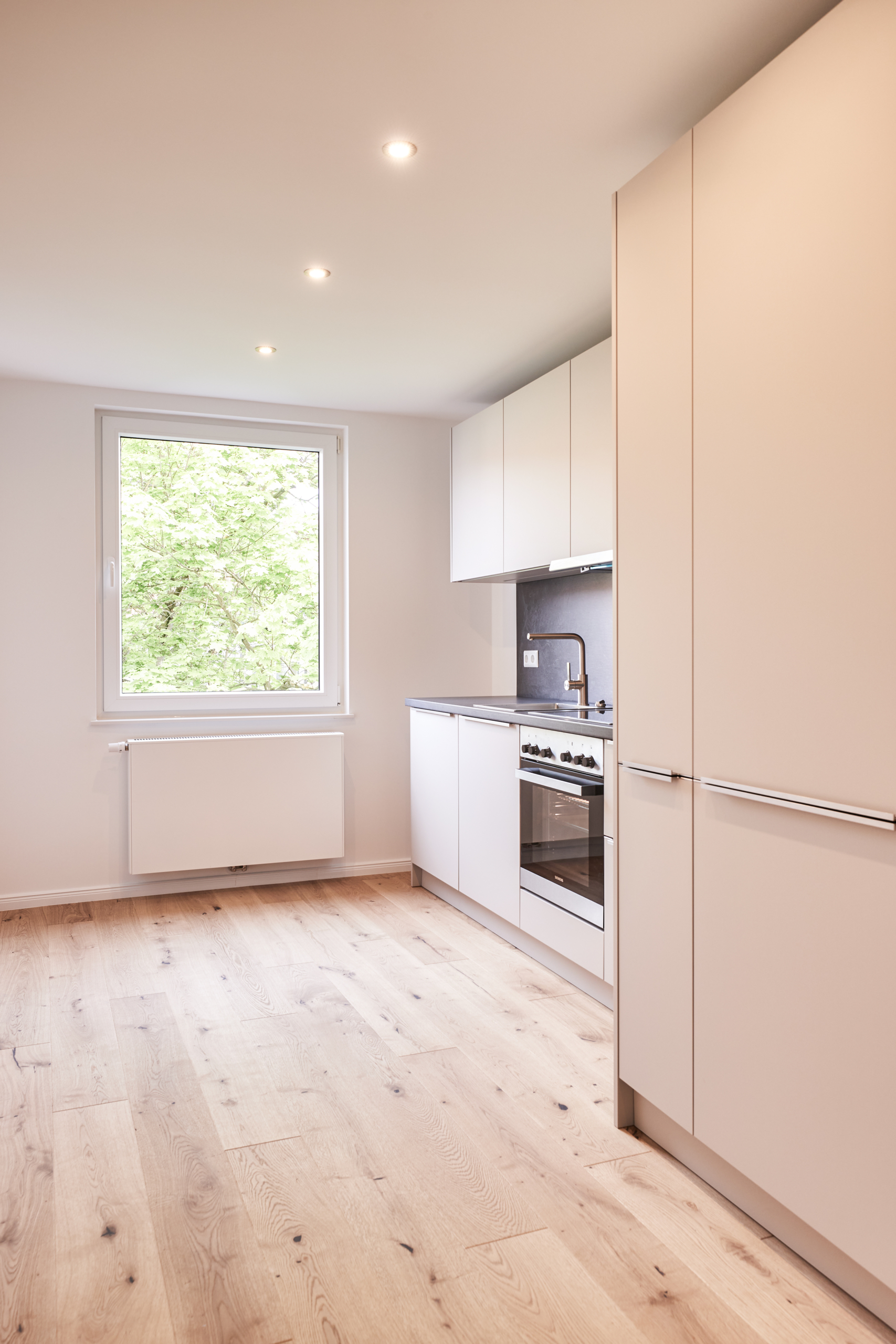 Einbauküche - 4.Obergeschoss – Zwei Zimmer mit Balkon, Einbauküche und Hauswirtschaftsraum