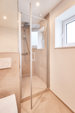 Dusche mit Rainshower - 4.Obergeschoss – Zwei Zimmer mit Balkon, Einbauküche und Hauswirtschaftsraum