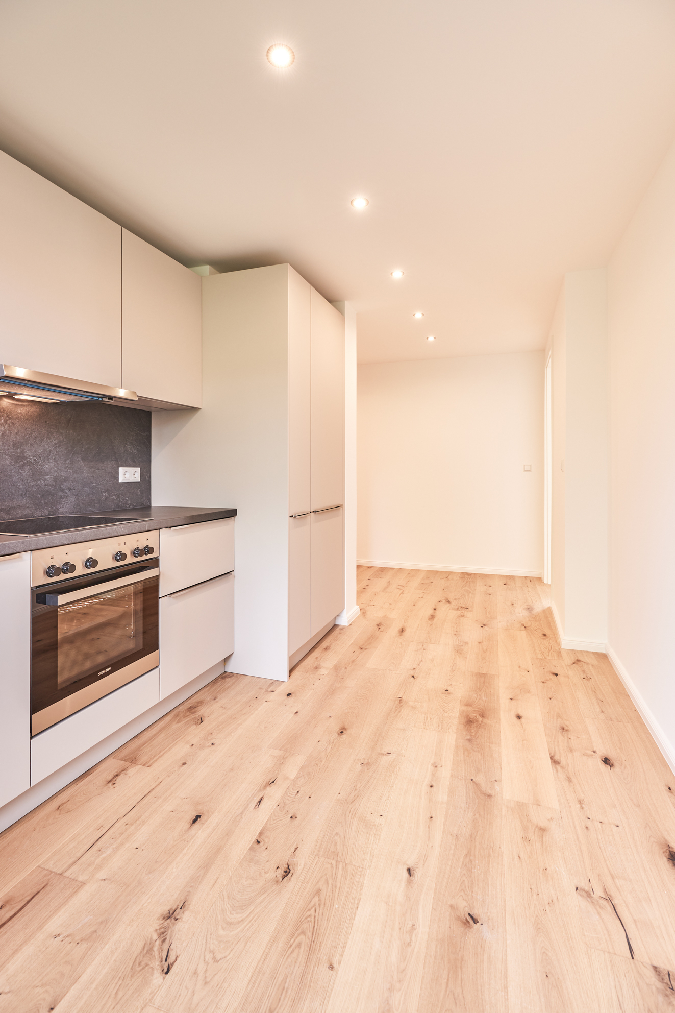 Küche-Blick zum Flur - 4.Obergeschoss – Zwei Zimmer mit Balkon, Einbauküche und Hauswirtschaftsraum