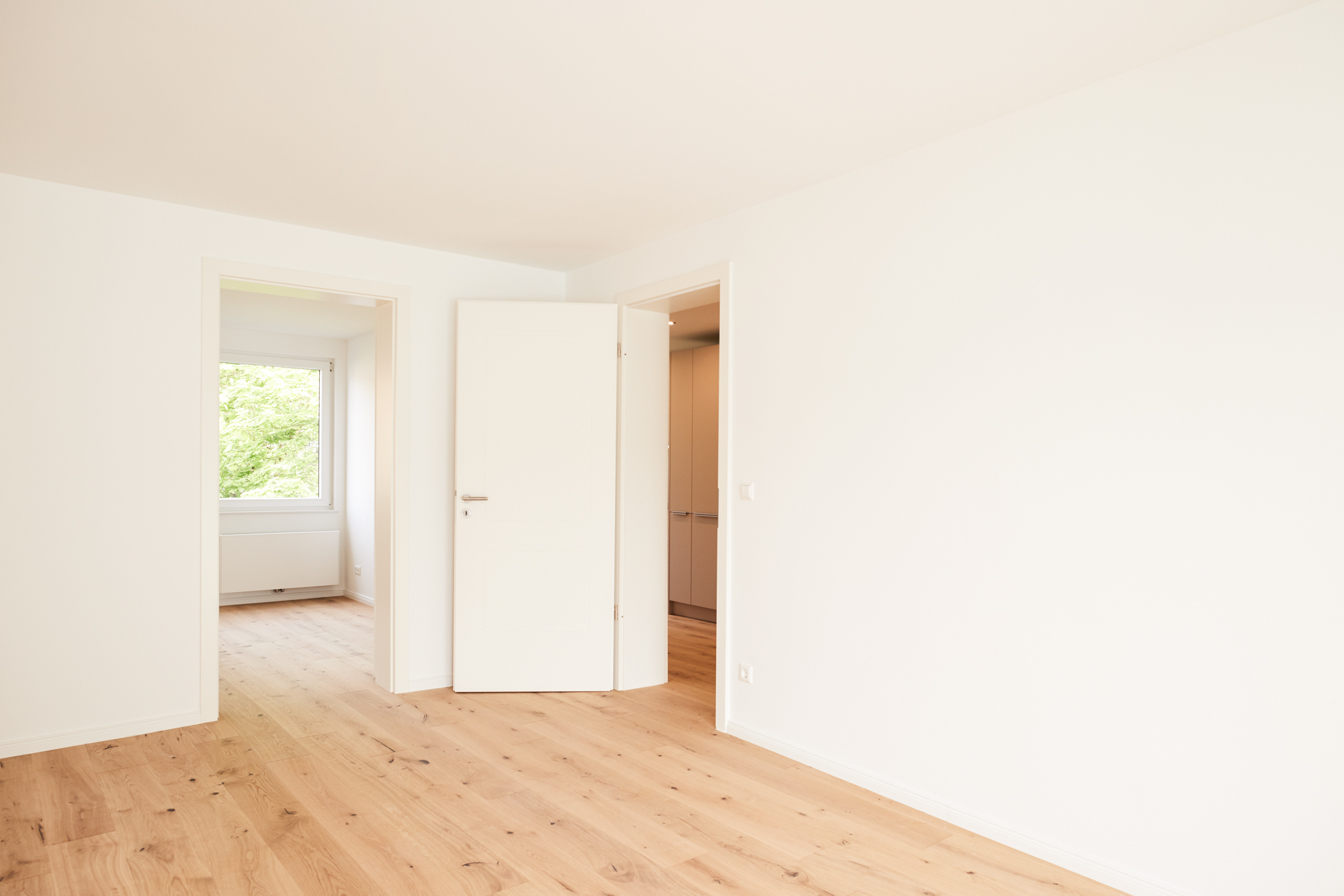 Wohnzimmer - 4.Obergeschoss – Zwei Zimmer mit Balkon, Einbauküche und Hauswirtschaftsraum