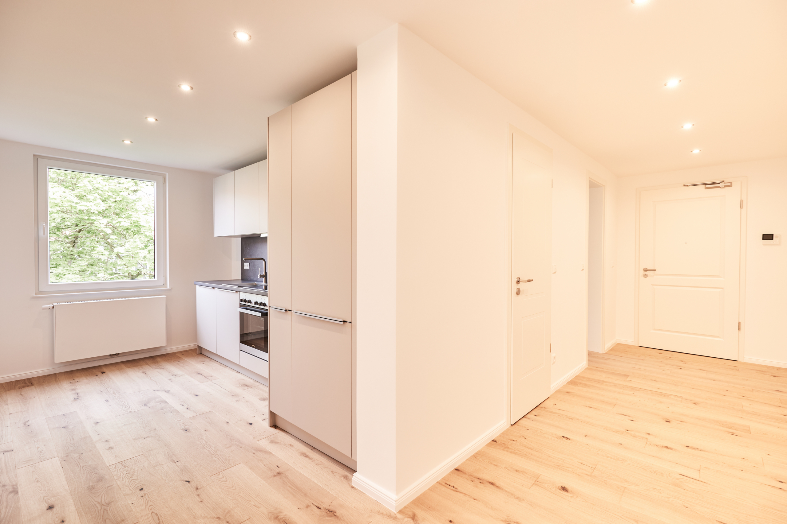 Küche und Flur - 4.Obergeschoss – Zwei Zimmer mit Balkon, Einbauküche und Hauswirtschaftsraum