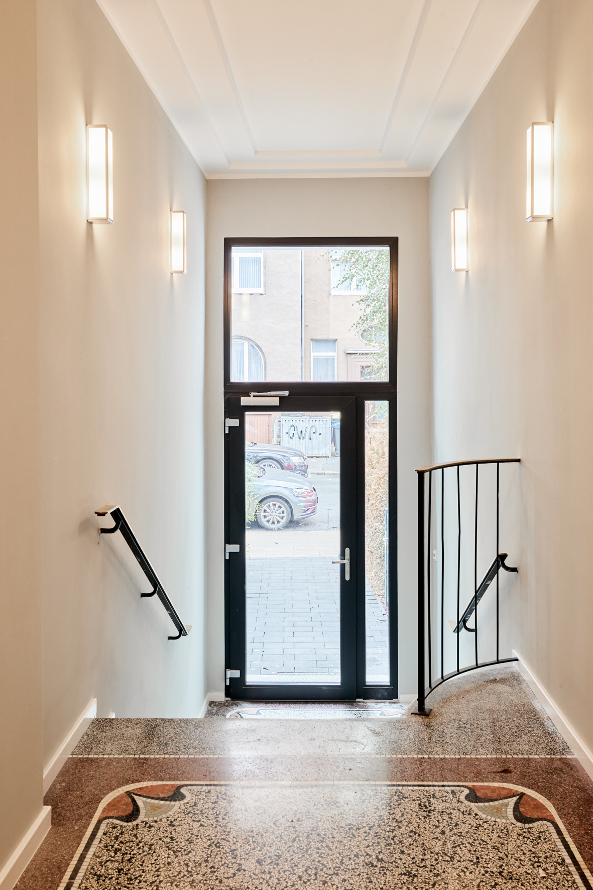 Eingangsbereich - 4.Obergeschoss – Zwei Zimmer mit Balkon, Einbauküche und Hauswirtschaftsraum