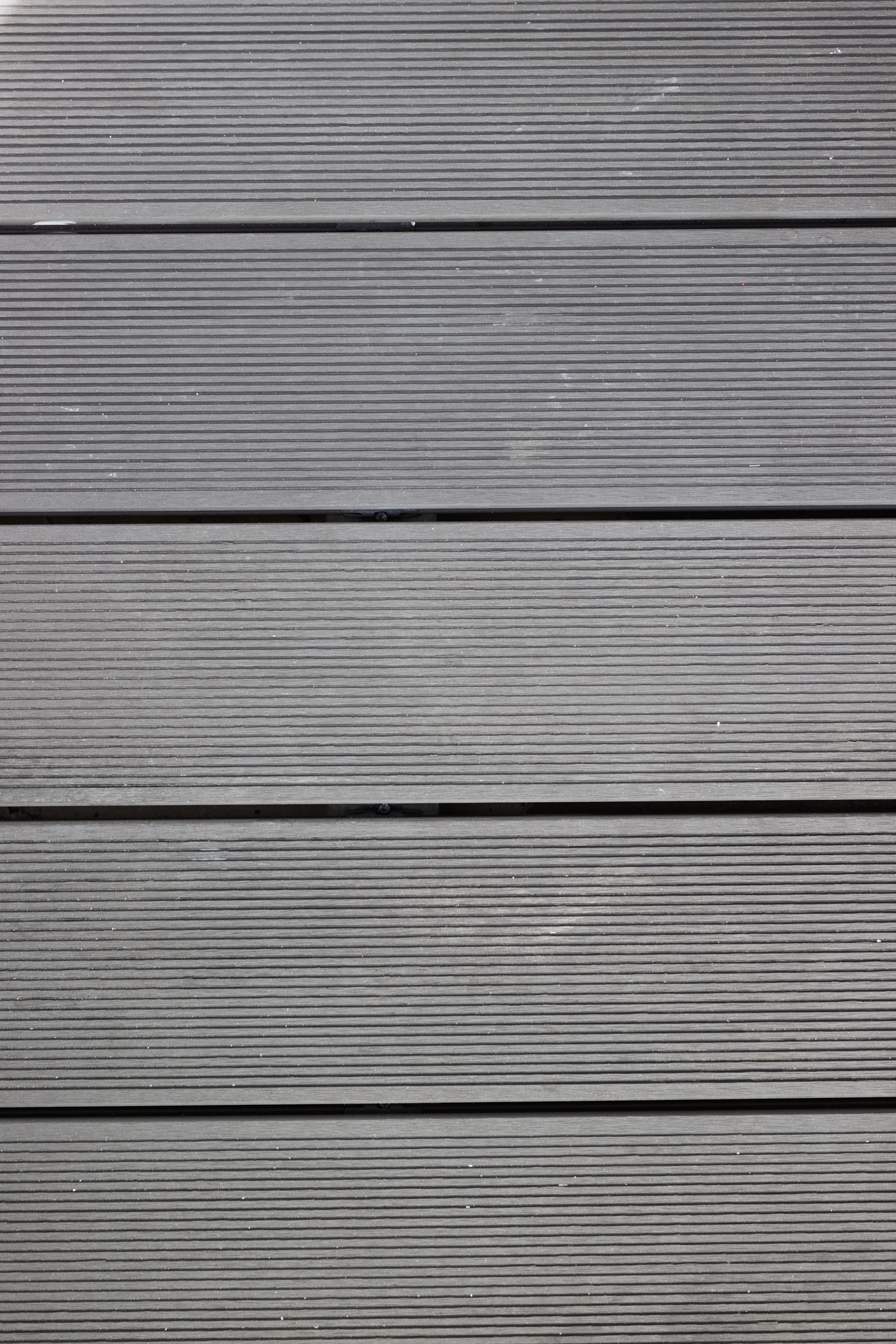 Detail-Terrassenbelag - 4.Obergeschoss – Zwei Zimmer mit Balkon, Einbauküche und Hauswirtschaftsraum