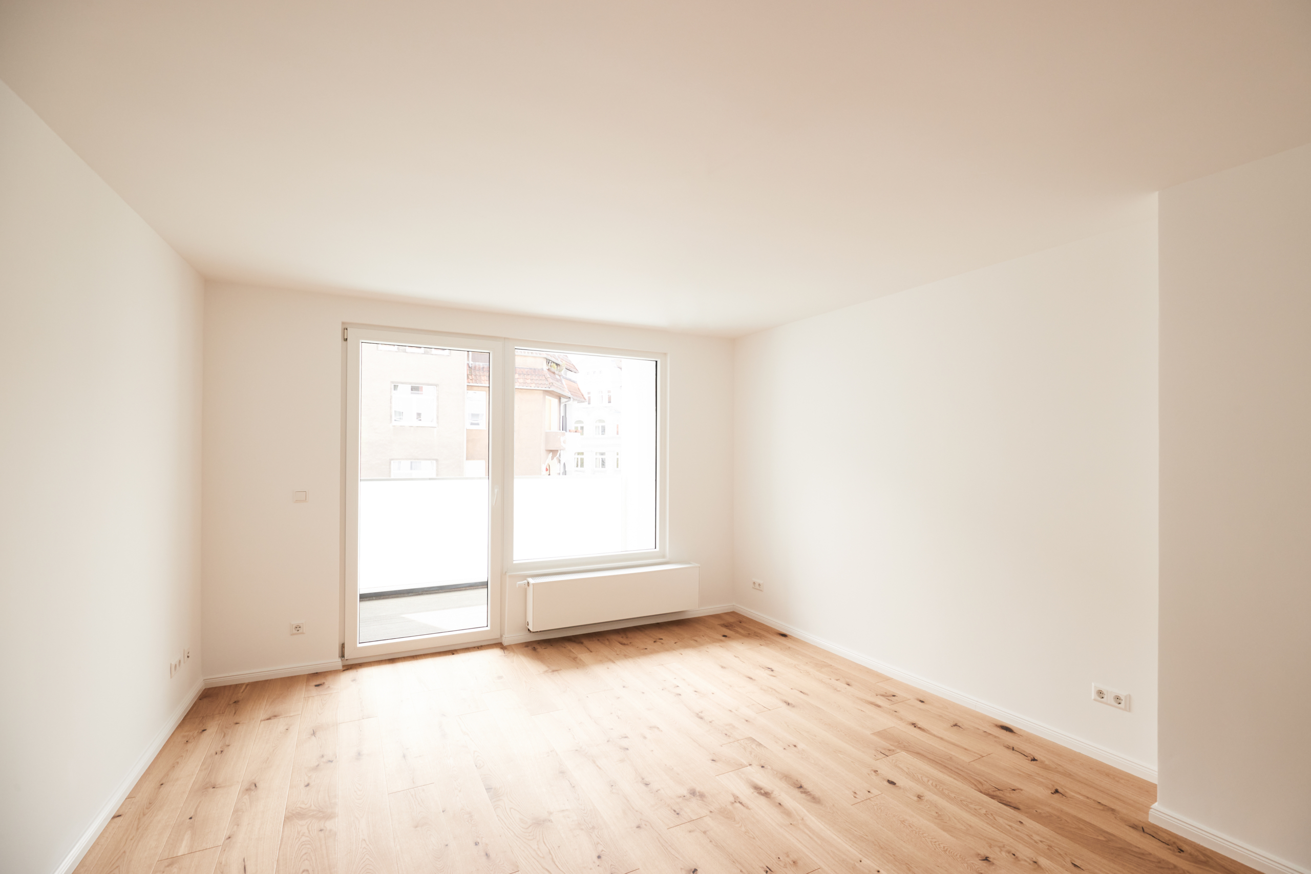 Wohnzimmer_ - 4.Obergeschoss – Zwei Zimmer mit Balkon, Einbauküche und Hauswirtschaftsraum