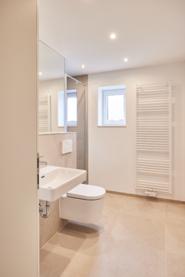 Badezimmer_ - 4.Obergeschoss – Zwei Zimmer mit Balkon, Einbauküche und Hauswirtschaftsraum