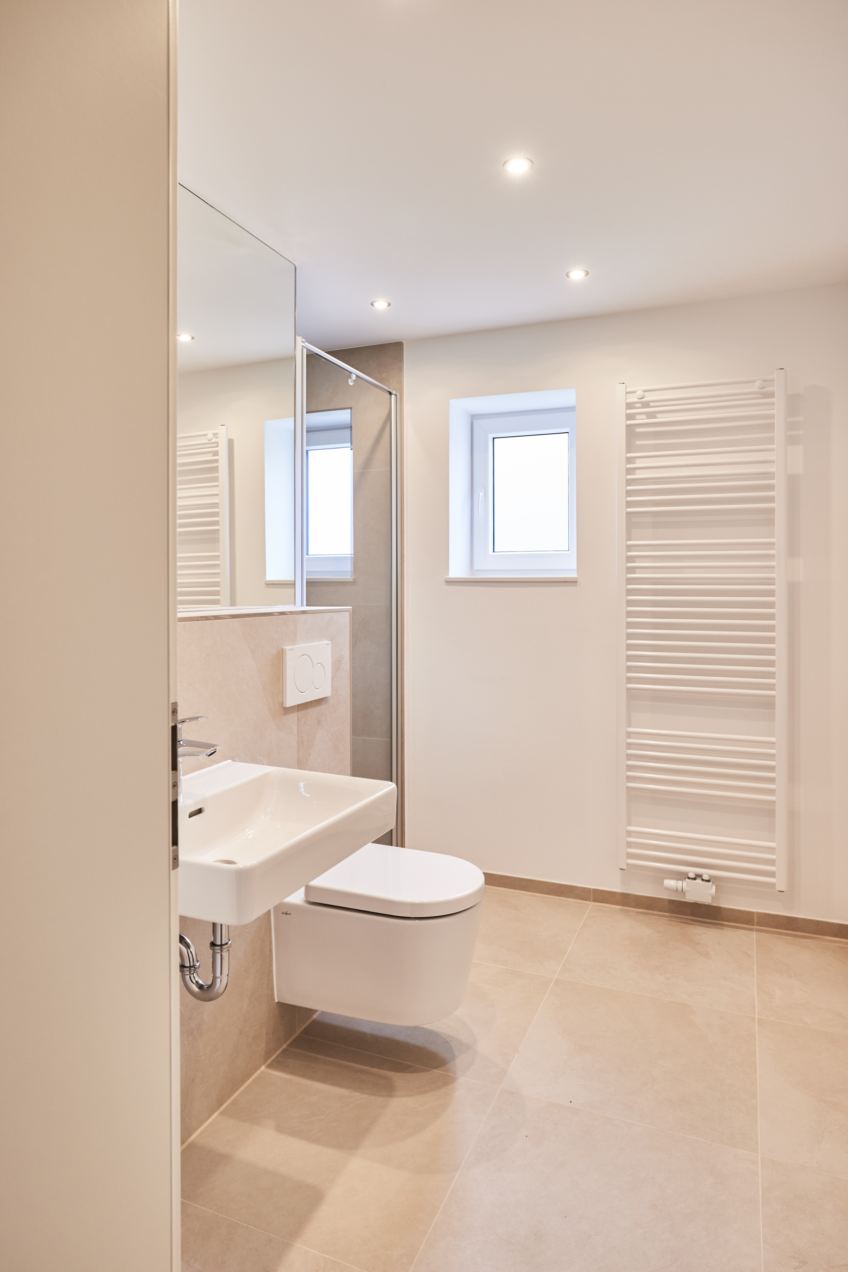 Badezimmer_ - 4.Obergeschoss – Zwei Zimmer mit Balkon, Einbauküche und Hauswirtschaftsraum