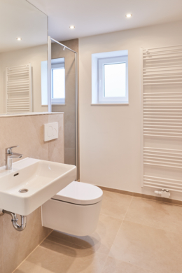 Badezimmer - 4.Obergeschoss – Zwei Zimmer mit Balkon, Einbauküche und Hauswirtschaftsraum