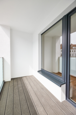 Balkon_ - 4.Obergeschoss – Zwei Zimmer mit Balkon, Einbauküche und Hauswirtschaftsraum
