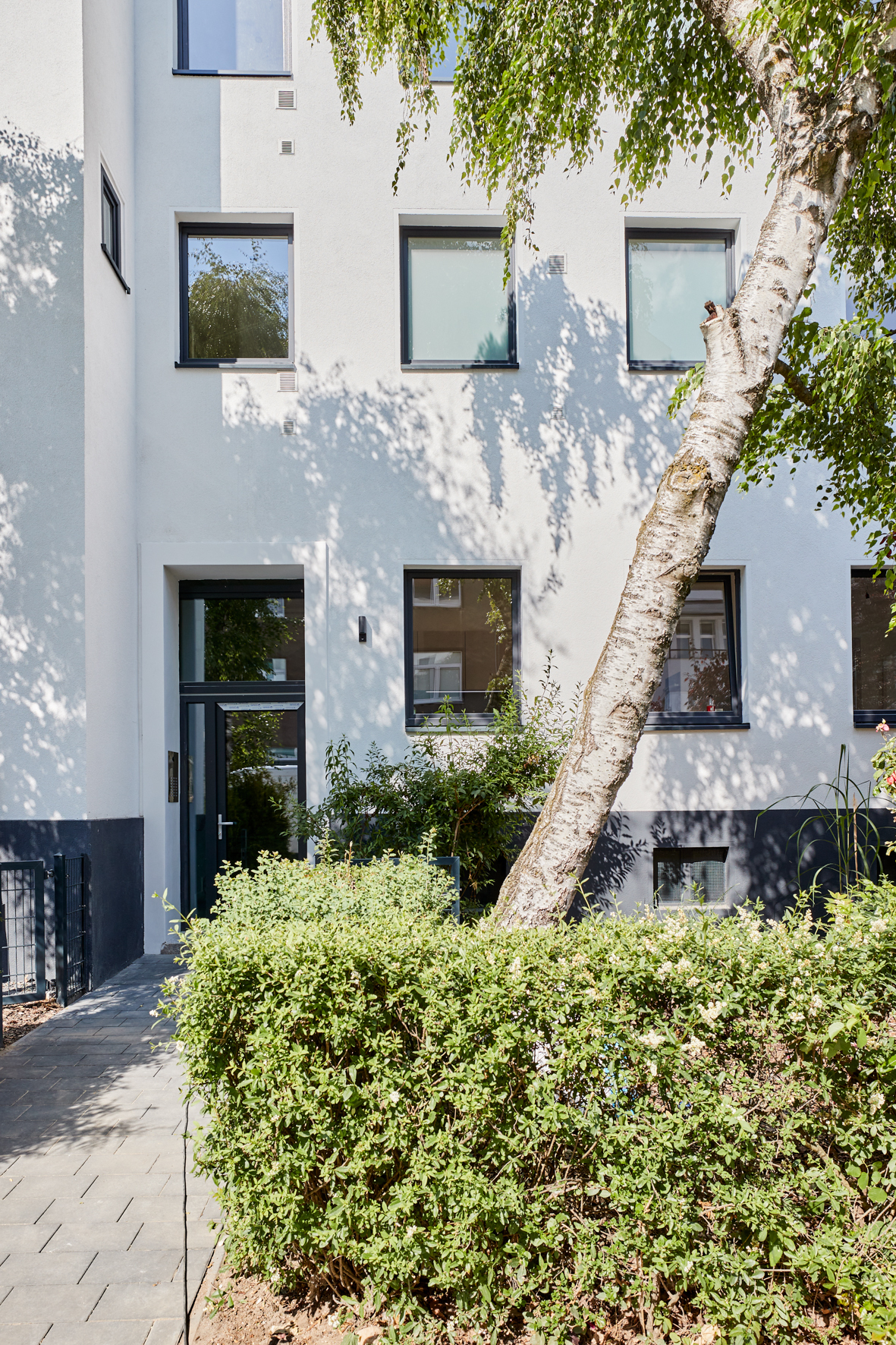 Hauseingang - 4.Obergeschoss – Zwei Zimmer mit Balkon, Einbauküche und Hauswirtschaftsraum