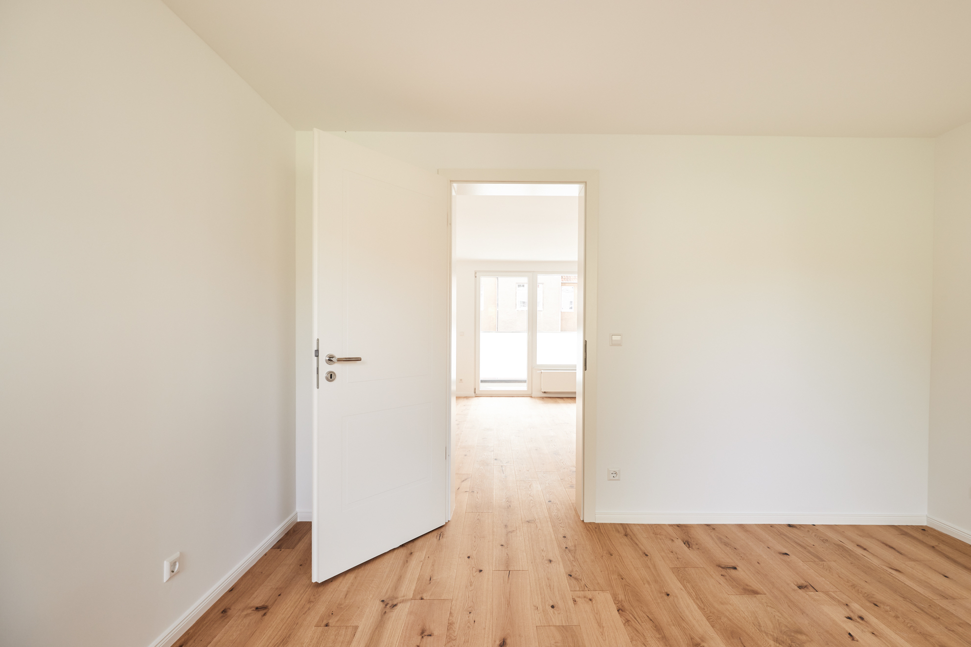 Schlafzimmer- Blick zum Balkon - 4.Obergeschoss – Zwei Zimmer mit Balkon, Einbauküche und Hauswirtschaftsraum