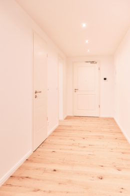 Eingangsbereich-Flur - 4.Obergeschoss – Zwei Zimmer mit Balkon, Einbauküche und Hauswirtschaftsraum