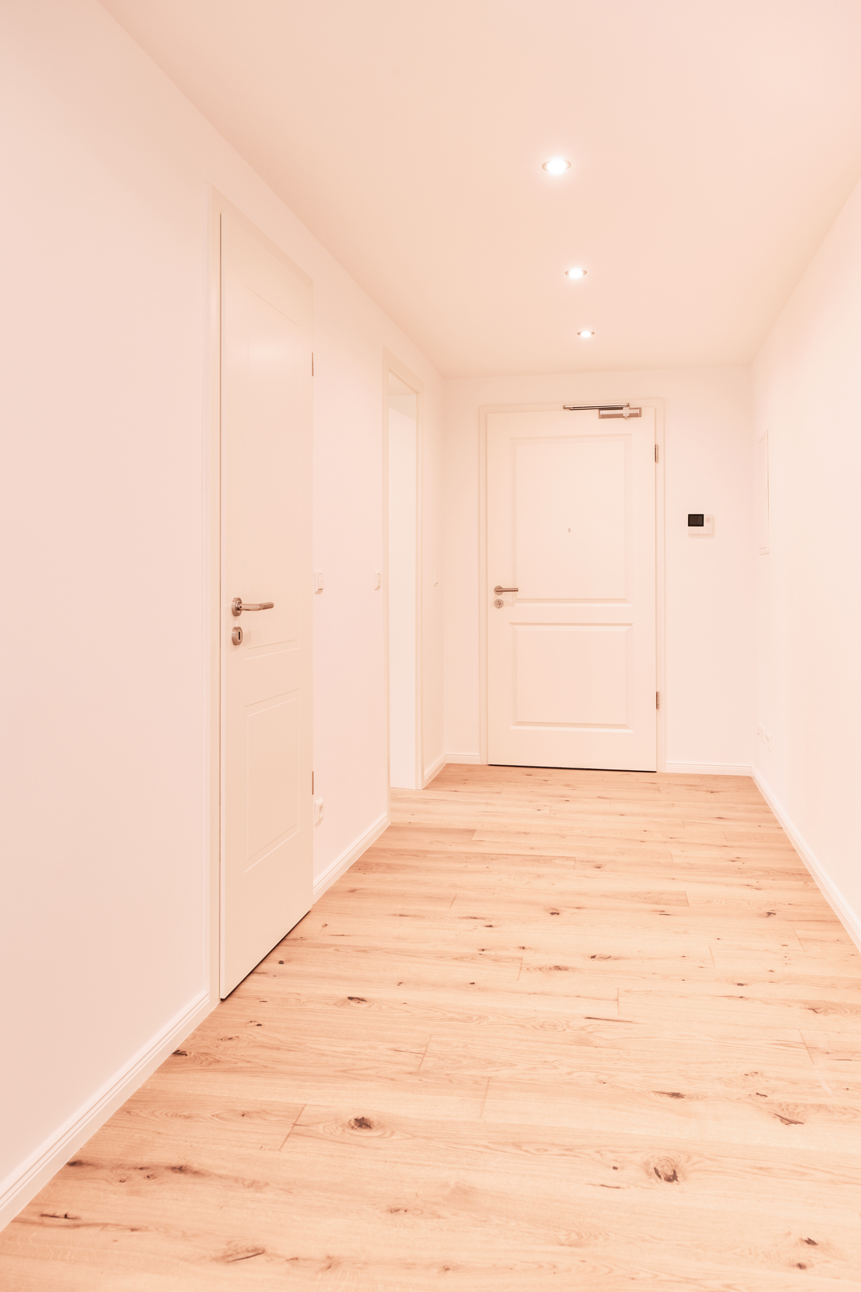 Eingangsbereich-Flur - 4.Obergeschoss – Zwei Zimmer mit Balkon, Einbauküche und Hauswirtschaftsraum