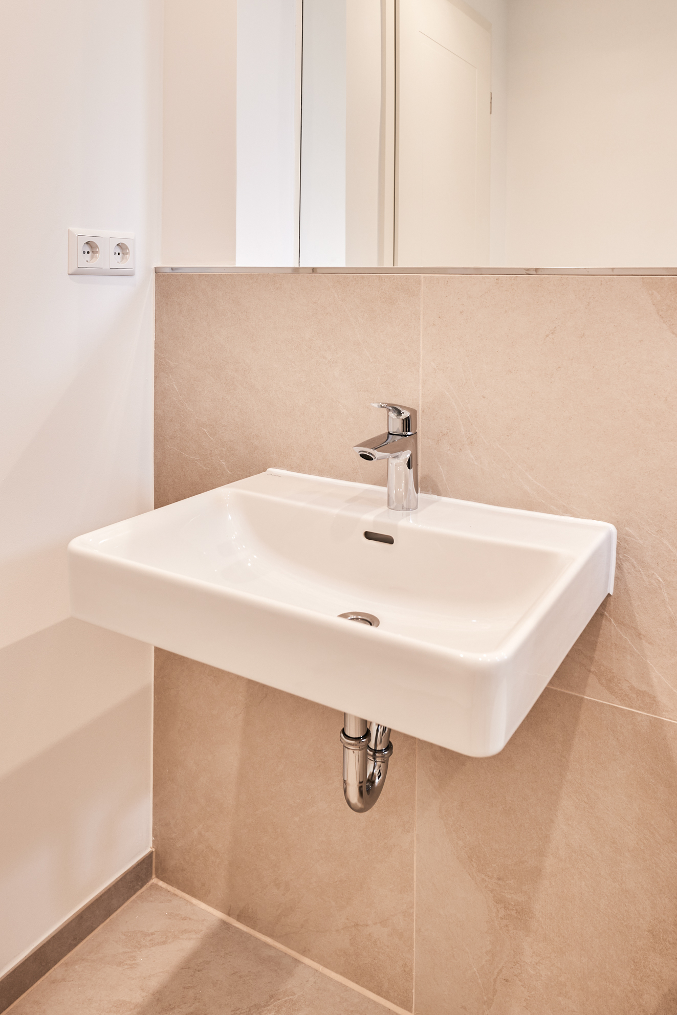 Badezimmer-Detail - 4.Obergeschoss – Zwei Zimmer mit Balkon, Einbauküche und Hauswirtschaftsraum