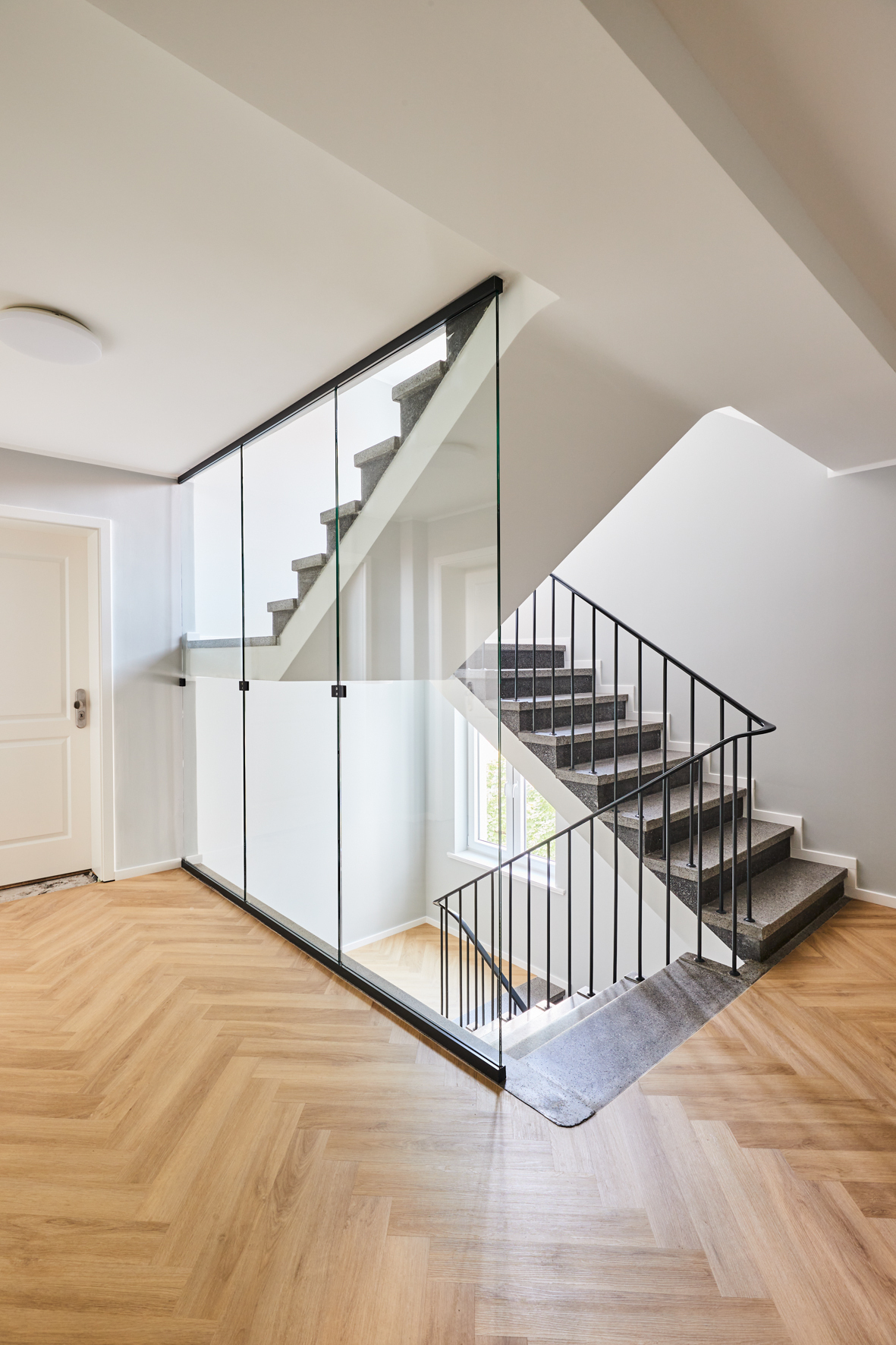 Treppenhaus - 4.Obergeschoss – Zwei Zimmer mit Balkon, Einbauküche und Hauswirtschaftsraum