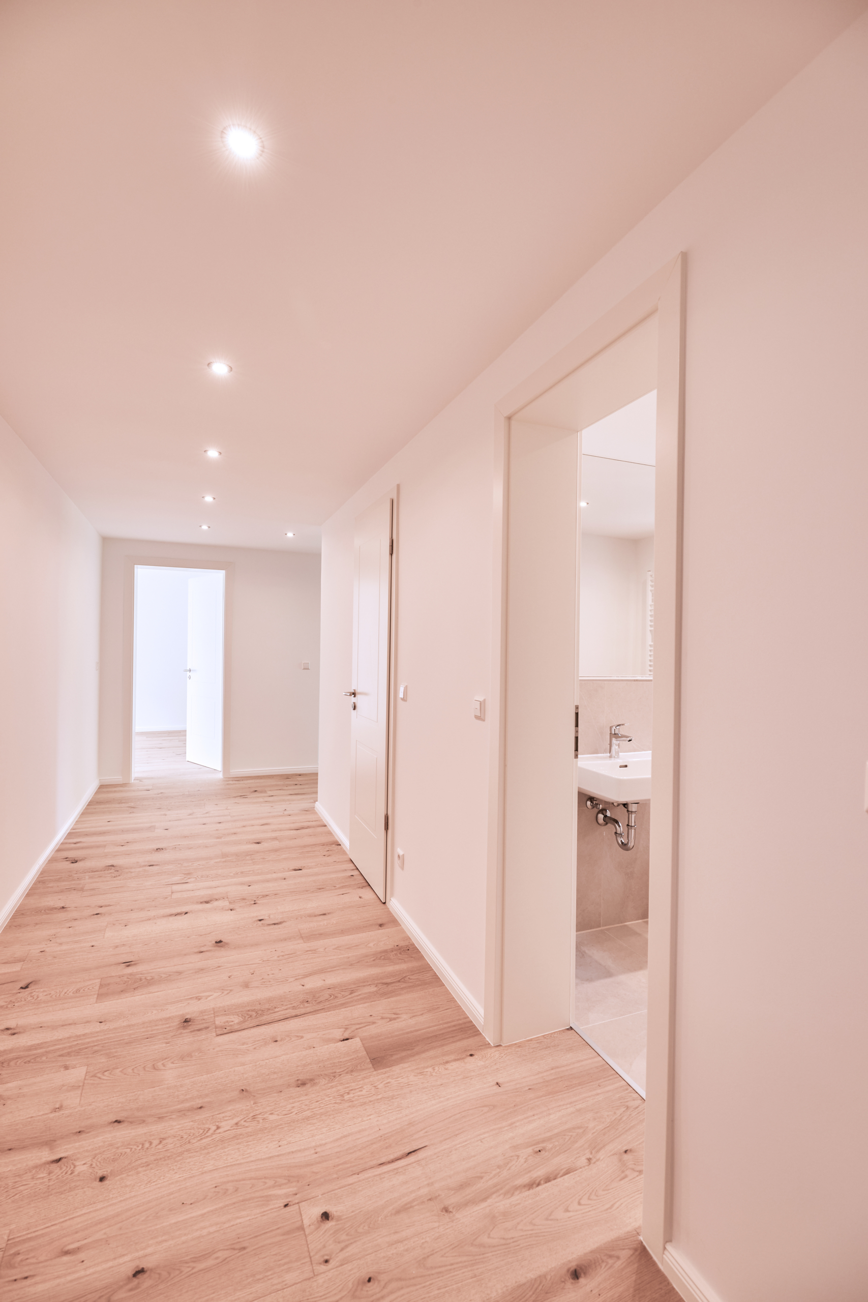 Eingangsbereich - 4.Obergeschoss – Zwei Zimmer mit Balkon, Einbauküche und Hauswirtschaftsraum