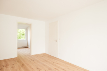 Wohnzimmer - Blick - 4.Obergeschoss – Zwei Zimmer mit Balkon, Einbauküche und Hauswirtschaftsraum