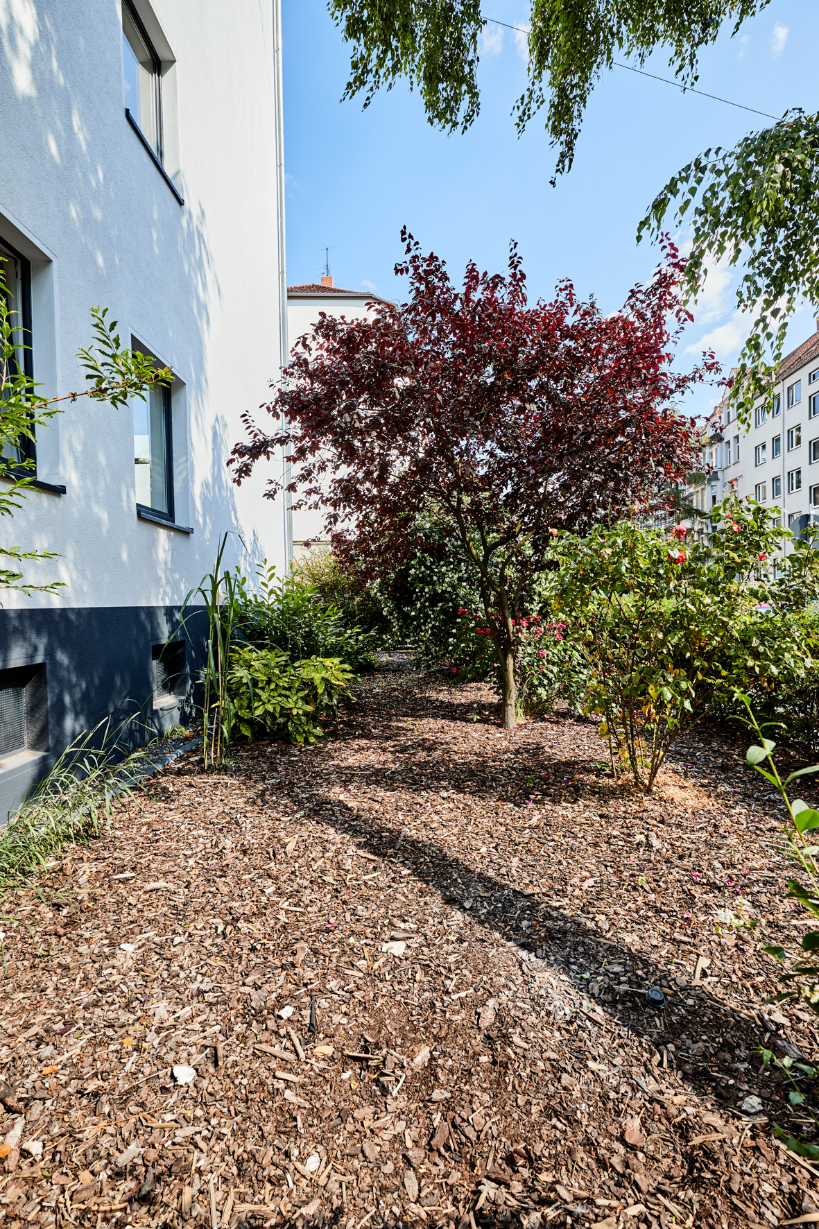 Begrünung vor dem Haus - Baugenehmigung vorhanden – Ca. 241m2 Dachgeschoss-Rohling in Bestlage List