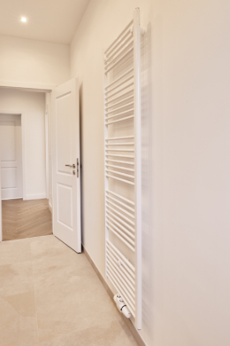 Badezimmer_Handtuchheizkörper - *Reserviert* Aufwendig sanierte 3-Zimmer mit Balkon – Südstadt