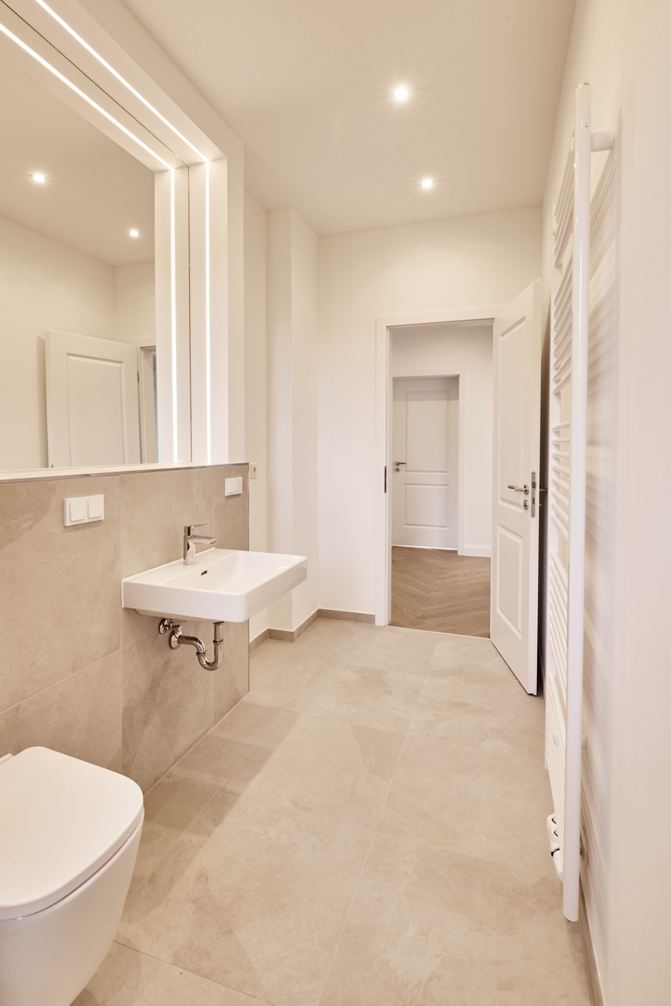 Bad-Blick in den Flur- - *Reserviert* Aufwendig sanierte 3-Zimmer mit Balkon – Südstadt