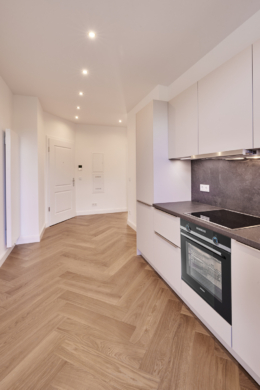 Küche mit Blick in den Flur - *Reserviert* Aufwendig sanierte 3-Zimmer mit Balkon – Südstadt