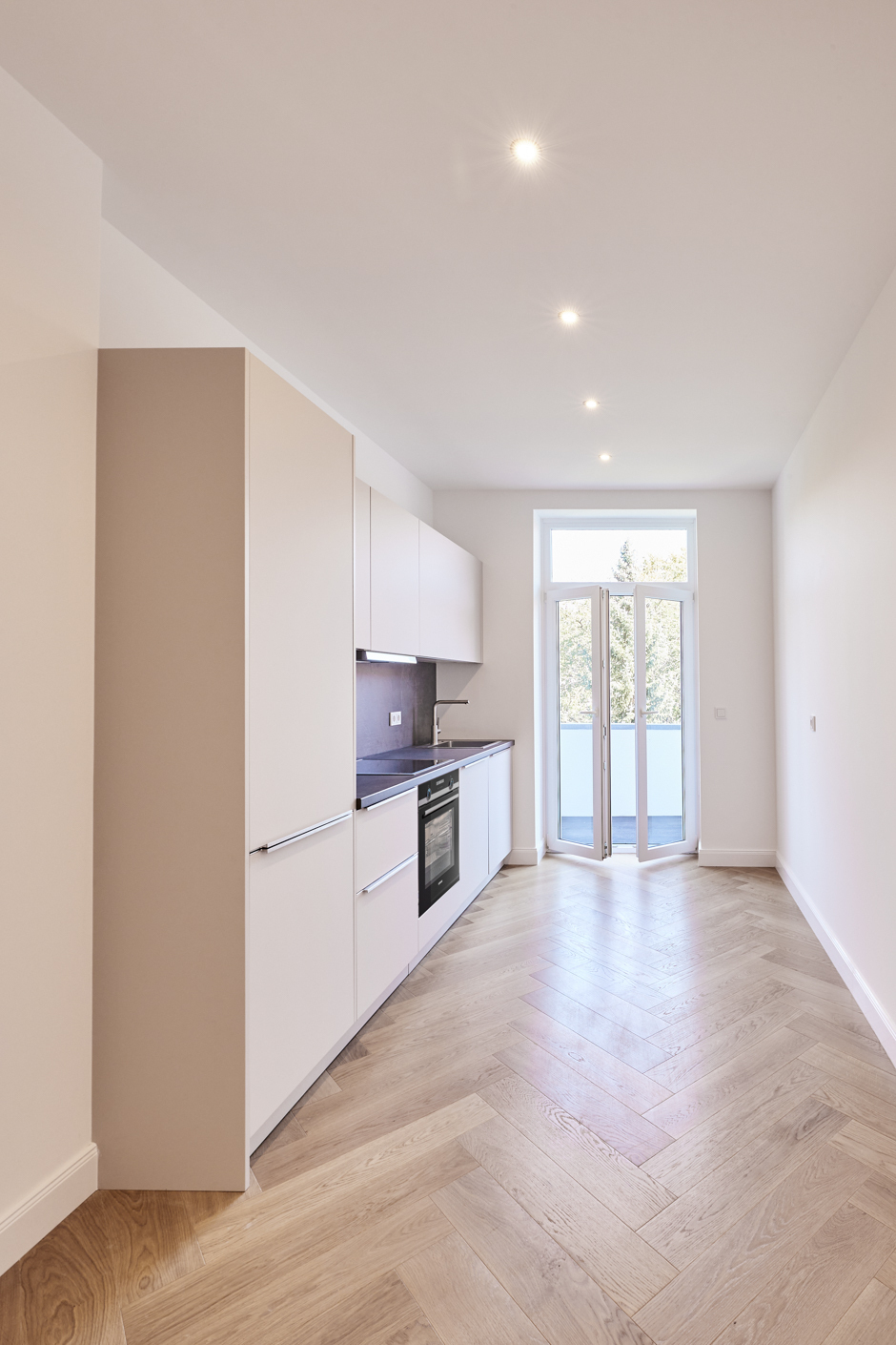 Küche-Zugang zum Balkon_ - *Reserviert* Aufwendig sanierte 3-Zimmer mit Balkon – Südstadt