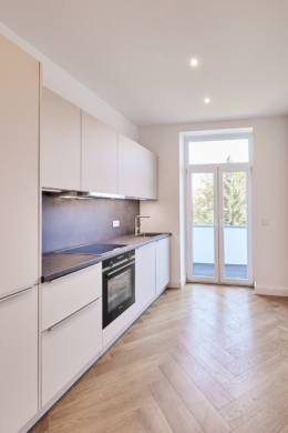 Küche mit Blick zum Balkon - *Reserviert* Aufwendig sanierte 3-Zimmer mit Balkon – Südstadt