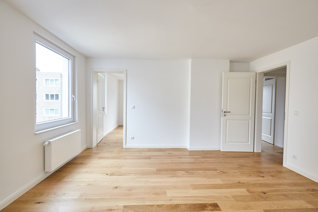 Wohnzimmer - Blick zum Schlafzimmer - **2-Zimmerwohnung mit Einbauküche** Erstbezug nach hochwertiger Sanierung