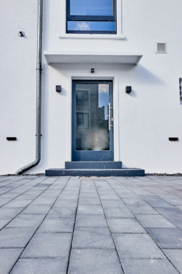 Hintereingang - **2-Zimmerwohnung mit Einbauküche** Erstbezug nach hochwertiger Sanierung